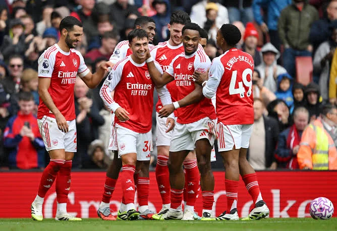 Arsenal de Hincapié brilla en el Emirates y golea 3-0 al Nottingham Forest